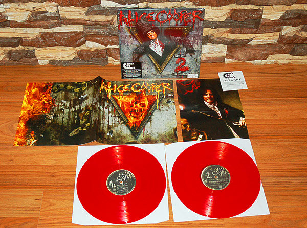 779650320_AliceCooper_2011.jpg.79aec2ffde9521ffe6bb7067d684a3d5.jpg