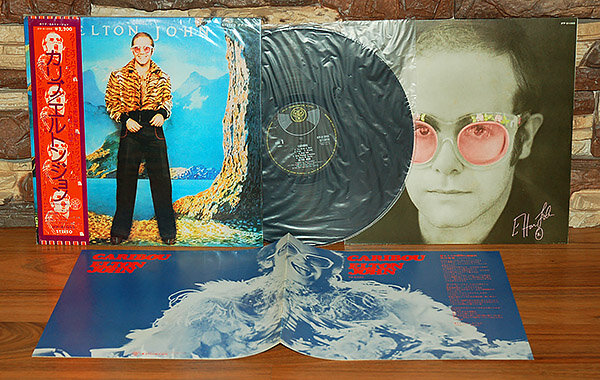 604567835_EltonJohn_1974_Jap.jpg.519f3ba8f645b0155202e4744f1b68d8.jpg