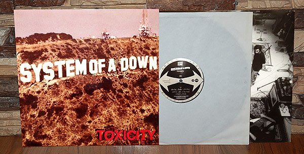 195669676_SystemOfADown_2001.jpg.0e1bf83bf81e0b5bf08936af41d8e0aa.jpg